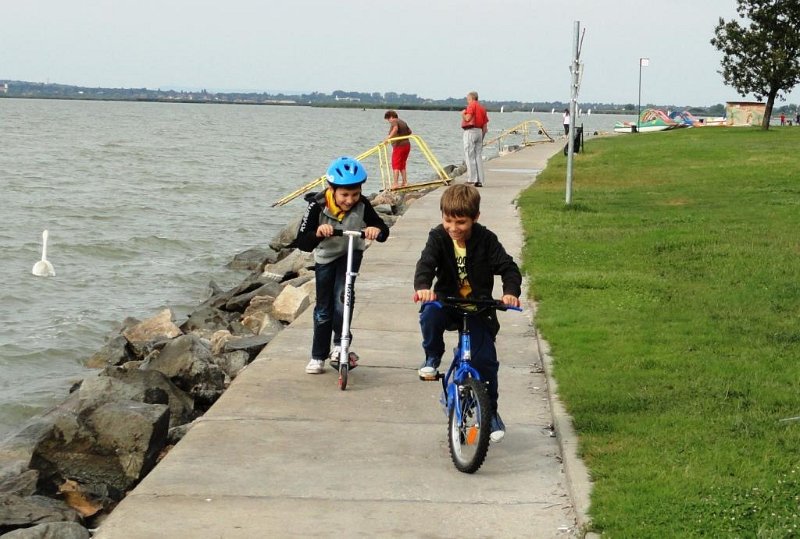 DSC00580 00.JPG - Levente és Ádám szívesen játszanak együtt.